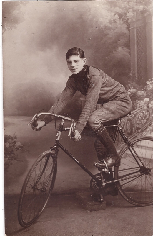 Jeune homme qui pose sur son beau vélo