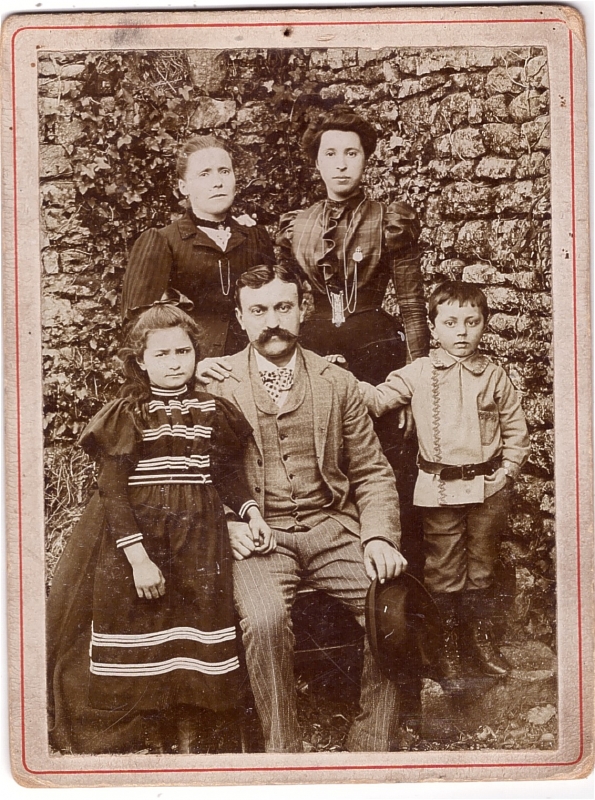 Portrait de famille devant un mur de pierre