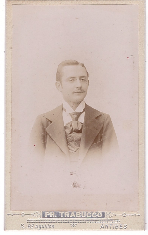 Jeune homme élégant