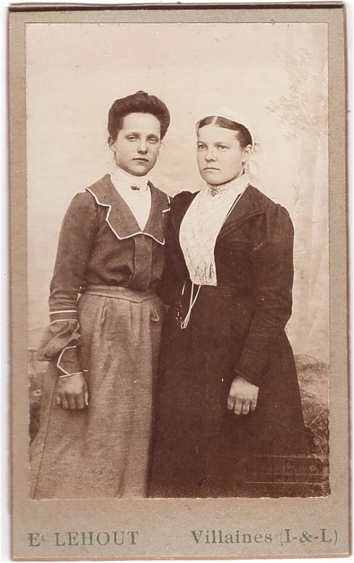 Deux jeune femmes debout