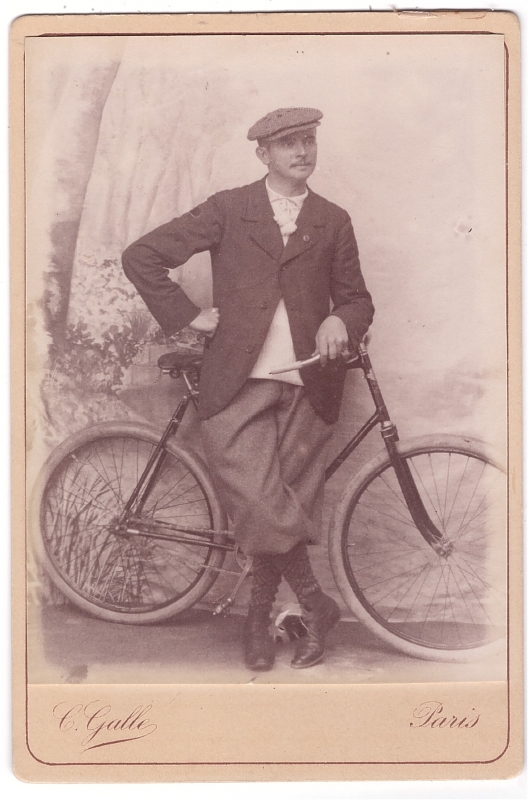 Homme posant avec sa bicyclette