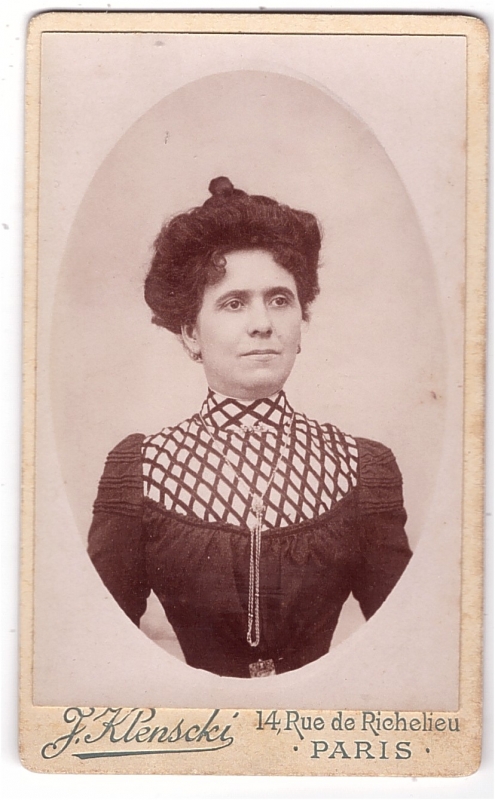 Femme aux cheveux noirs