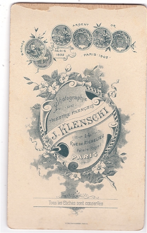 Femme aux cheveux noirs