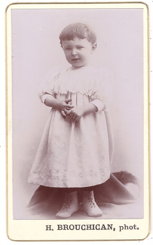 Enfant en robe blanche