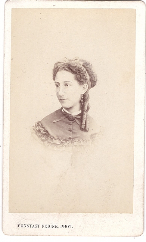 Alice Lévy joliment coiffée