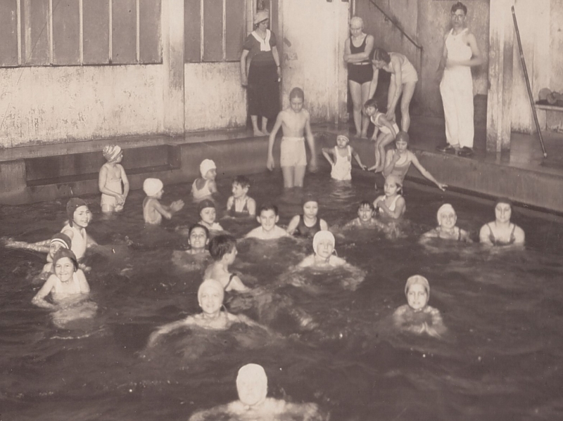 Enfants dans le petit bain d'une piscine