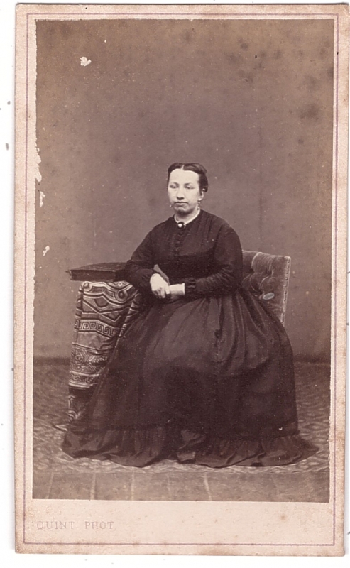 Femme vêtue d'une ample robe noire
