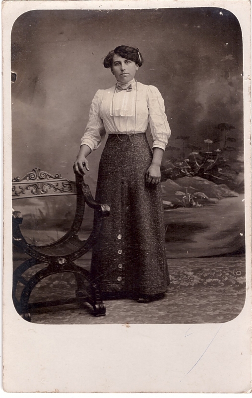 Femme vêtue d'un corsage blanc et d'une longue jupe 