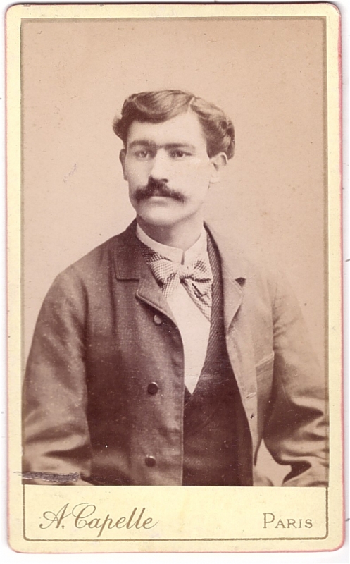 Homme à la moustache noire