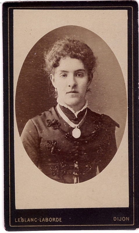 Femme portant un pendentif