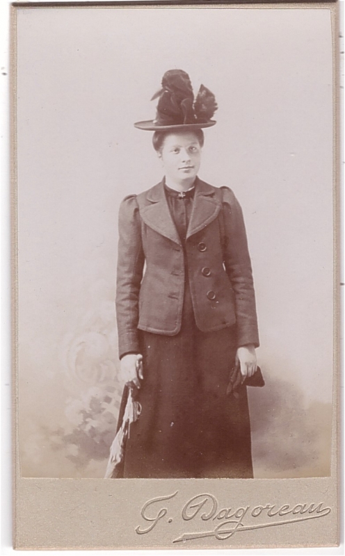 Jeune femme coiffée d'un chapeau bizarre (catherinette ?)