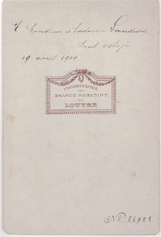Homme jeune très élégant