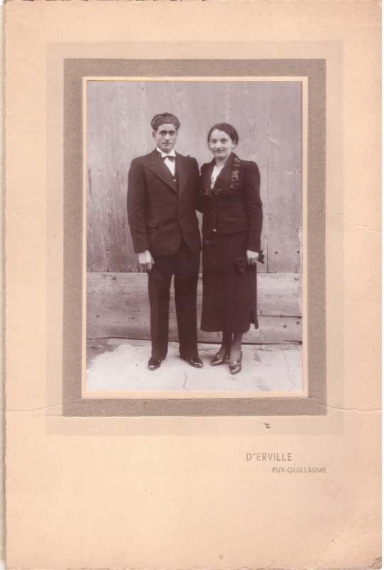 Couple bien habillé posant en extérieur