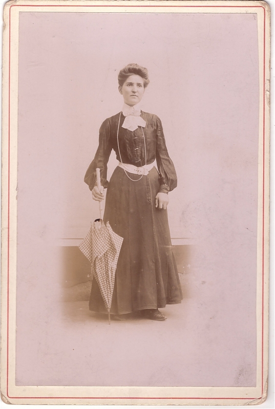 Femme posant avec son parapluie replié
