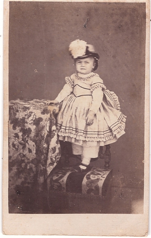 Fillette élégante