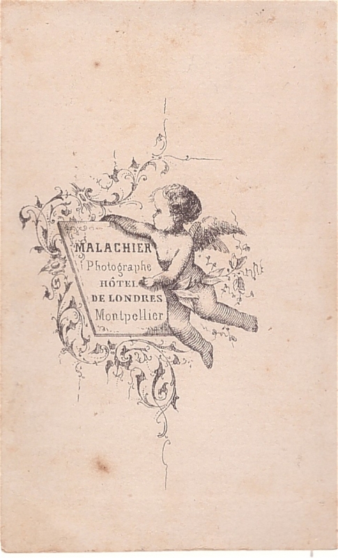 Fillette élégante