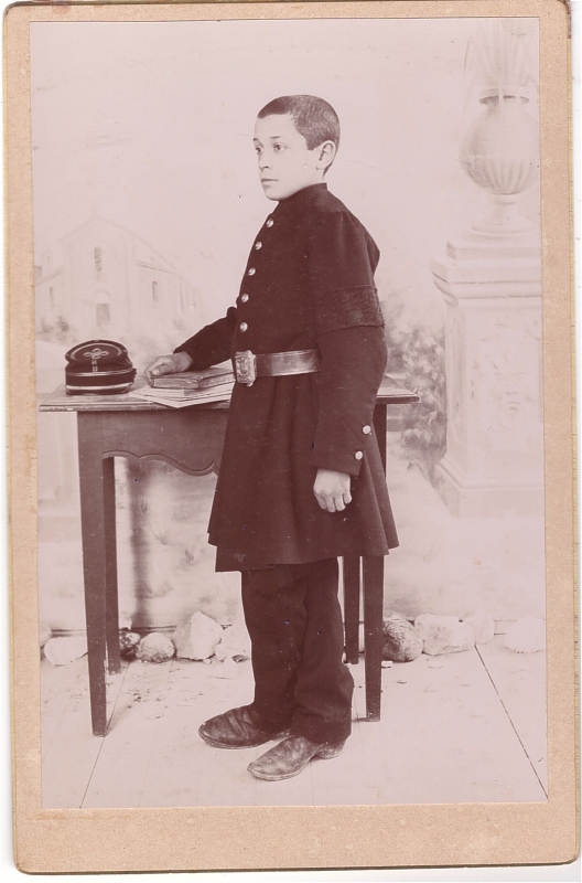 Collégien en uniforme scolaire