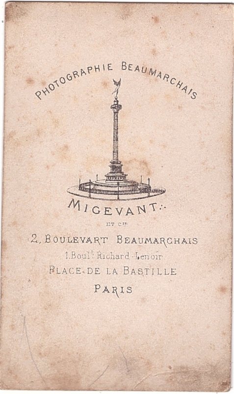 Communiant posant avec ses parents