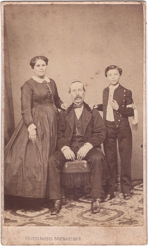 Communiant posant avec ses parents