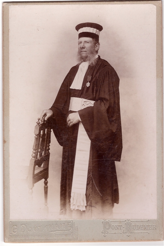 Magistrat portant une décoration