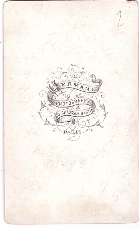 Homme avec une barbe noire