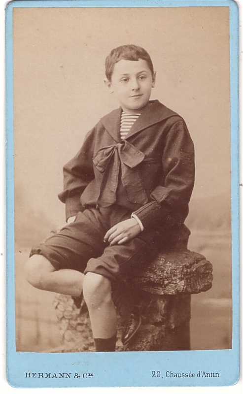 Garçon vêtu d'une vareuse de marin