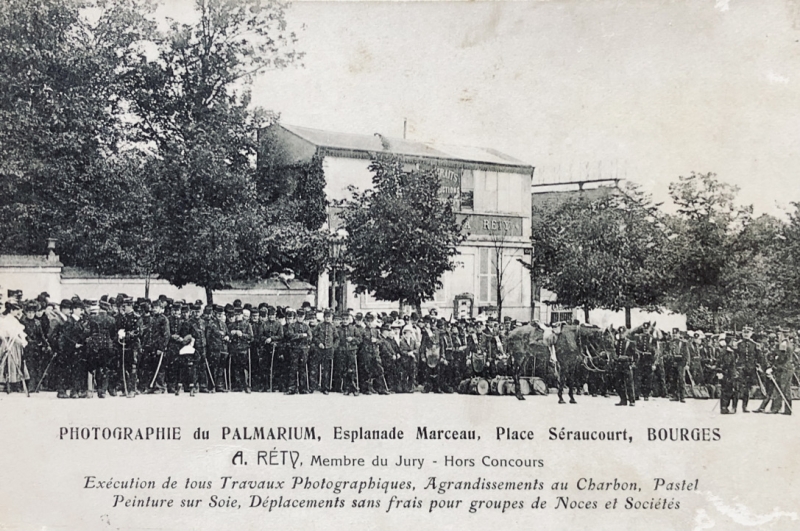 Militaires devant l'atelier du photographe