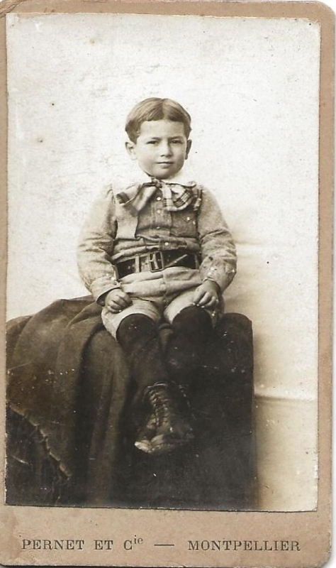 Petit garçon avec une lavallière