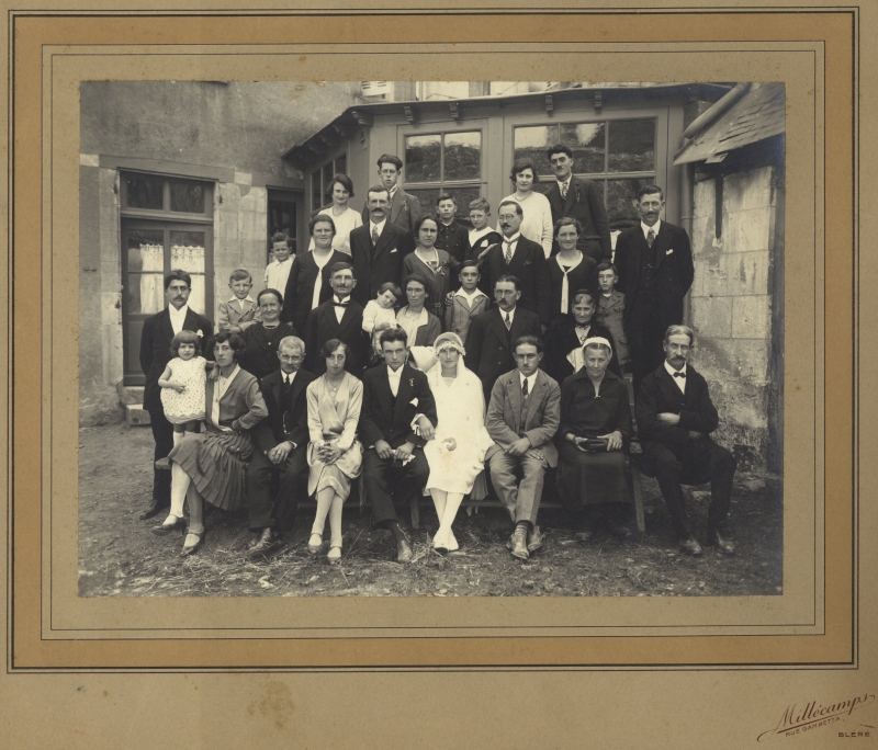 Groupe de noces dans une cour