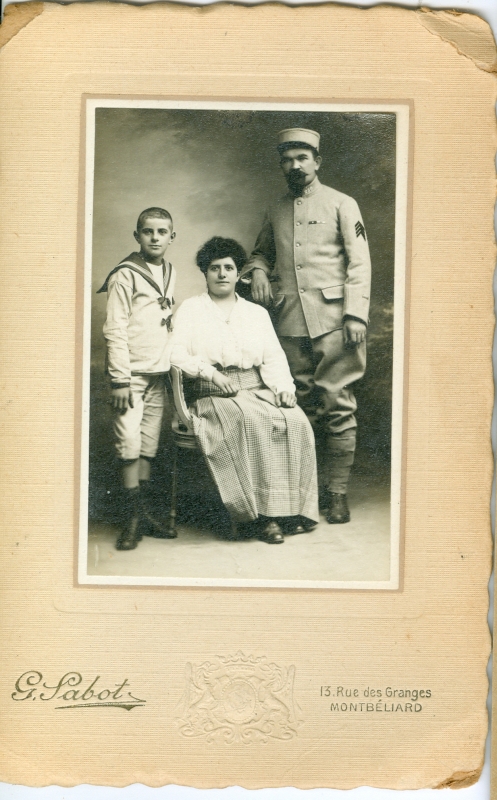 Soldat posant avec son épouse et leur fils