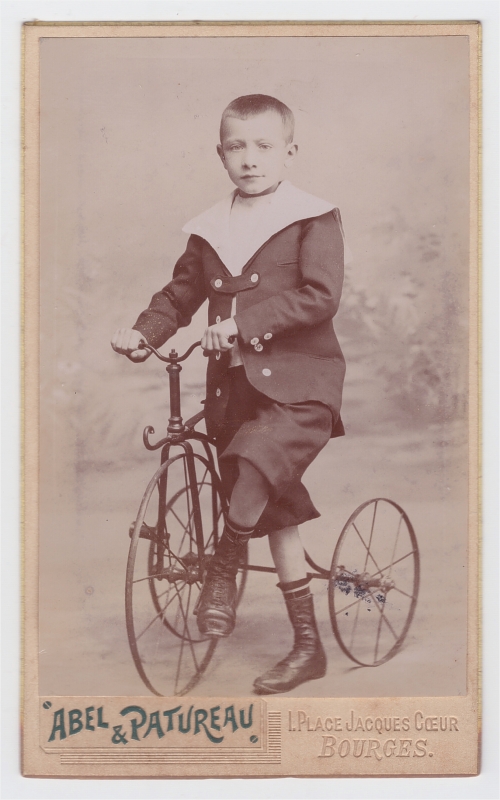 Enfant sur un tricycle