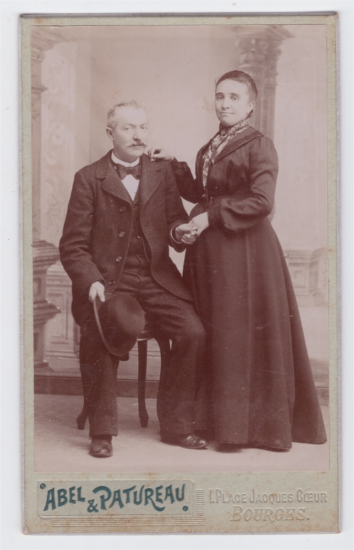 Couple : Femme debout près de son mari assis