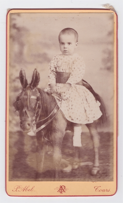 Enfant sur un cheval d'atelier