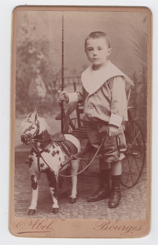 Enfant près d'un cheval d'atelier tirant une charrette