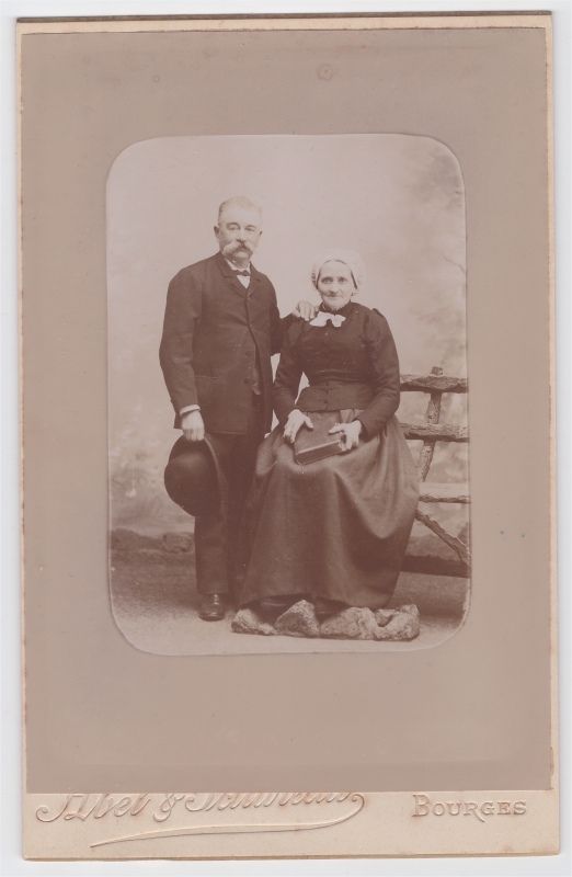 Couple de personnes âgées : homme debout, femme assise