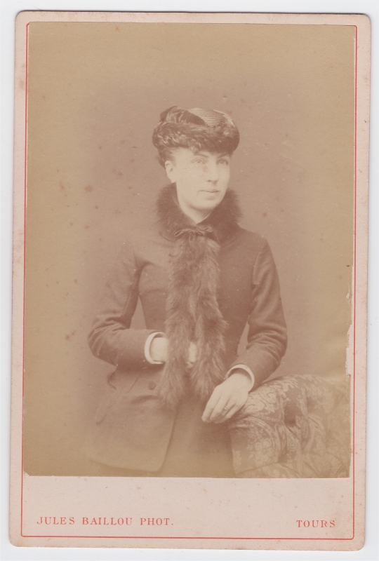 Jeune femme avec une écharpe en fourrure
