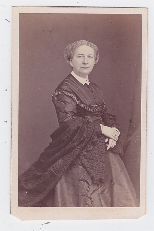 Femme avec  un châle de dentelle drapé sur  sa robe