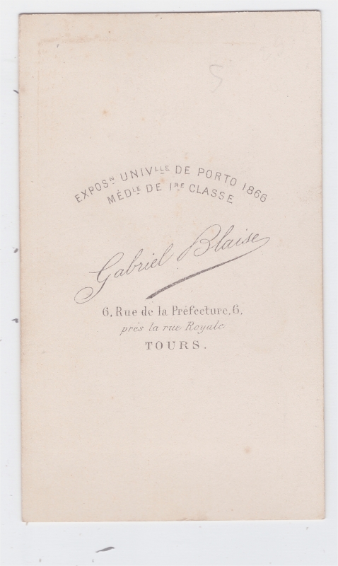 Femme et homme de part et d'autre d'un meuble sur lequel est posé un document