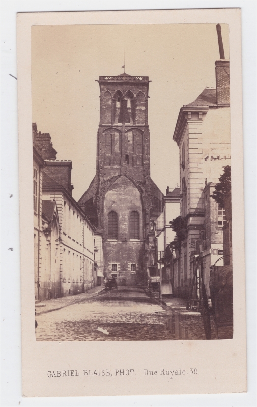 Tours - rue Descartes avec au fond la tour Charlemagne