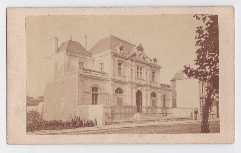 Tours - Caisse d'Epargne sur le boulevard Béranger