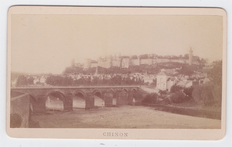 Chinon - pont sur la Vienne avec le château au fond