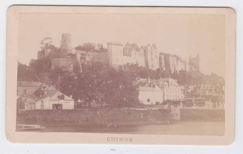 Chinon - vue sur le château depuis la Vienne