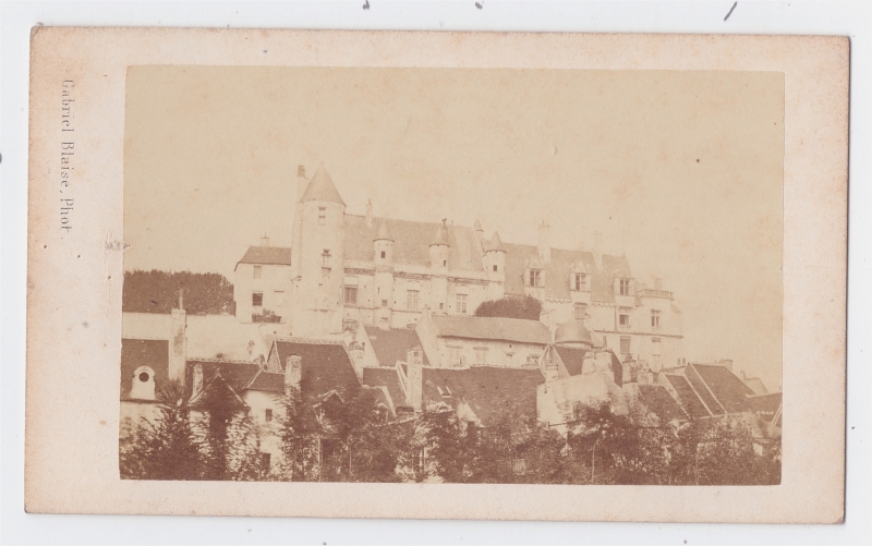 Loches - Logis royal dominant les maisons en contrebas