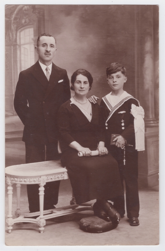 Communiant (identifié) posant avec ses parents
