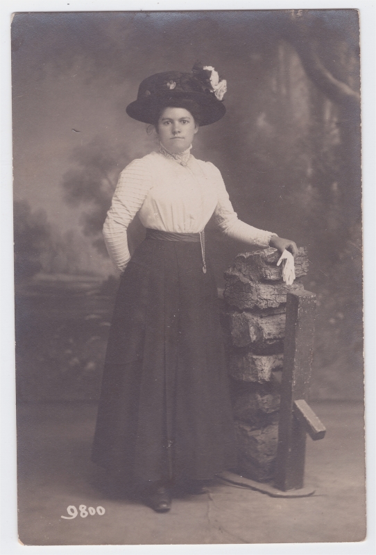 Jeune femme en corsage blanc et jupe noire