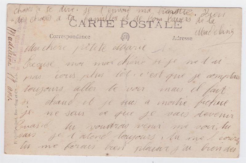Jeune femme en longue robe blanche posant près d'une sellette