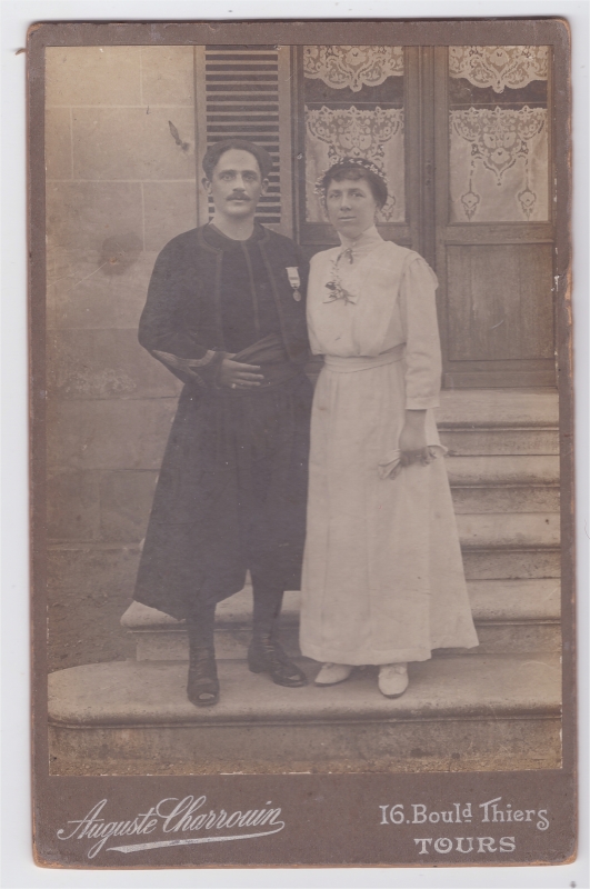 Zouave décoré posant avec son épouse