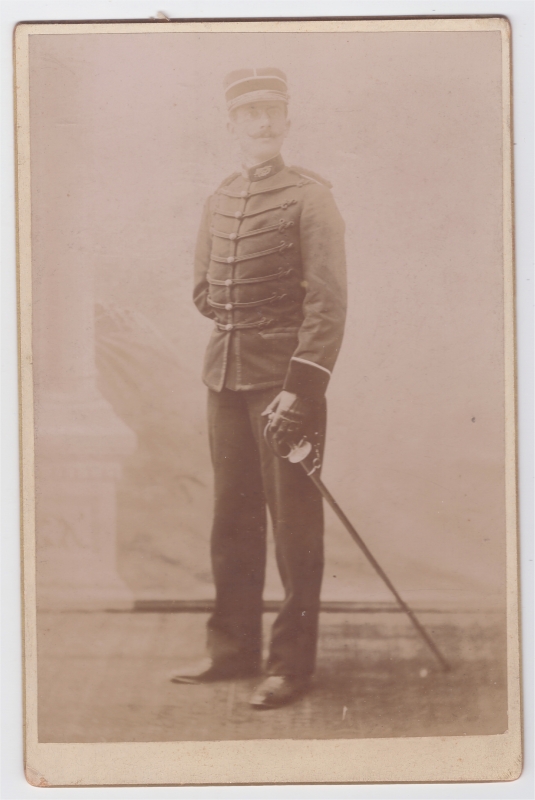 Militaire  tenant son épée