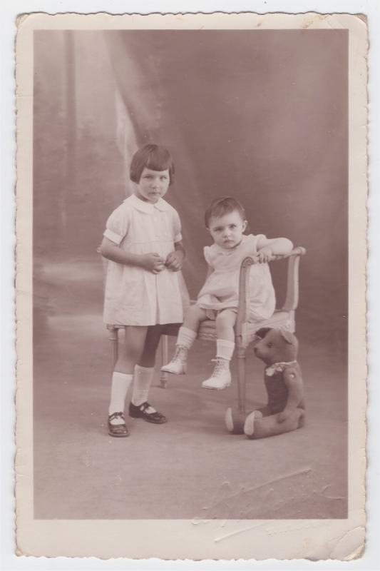 Deux enfants et un ours en peluche