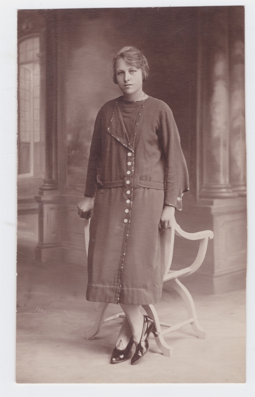 Jeune femme vêtue d'une robe à gros boutons